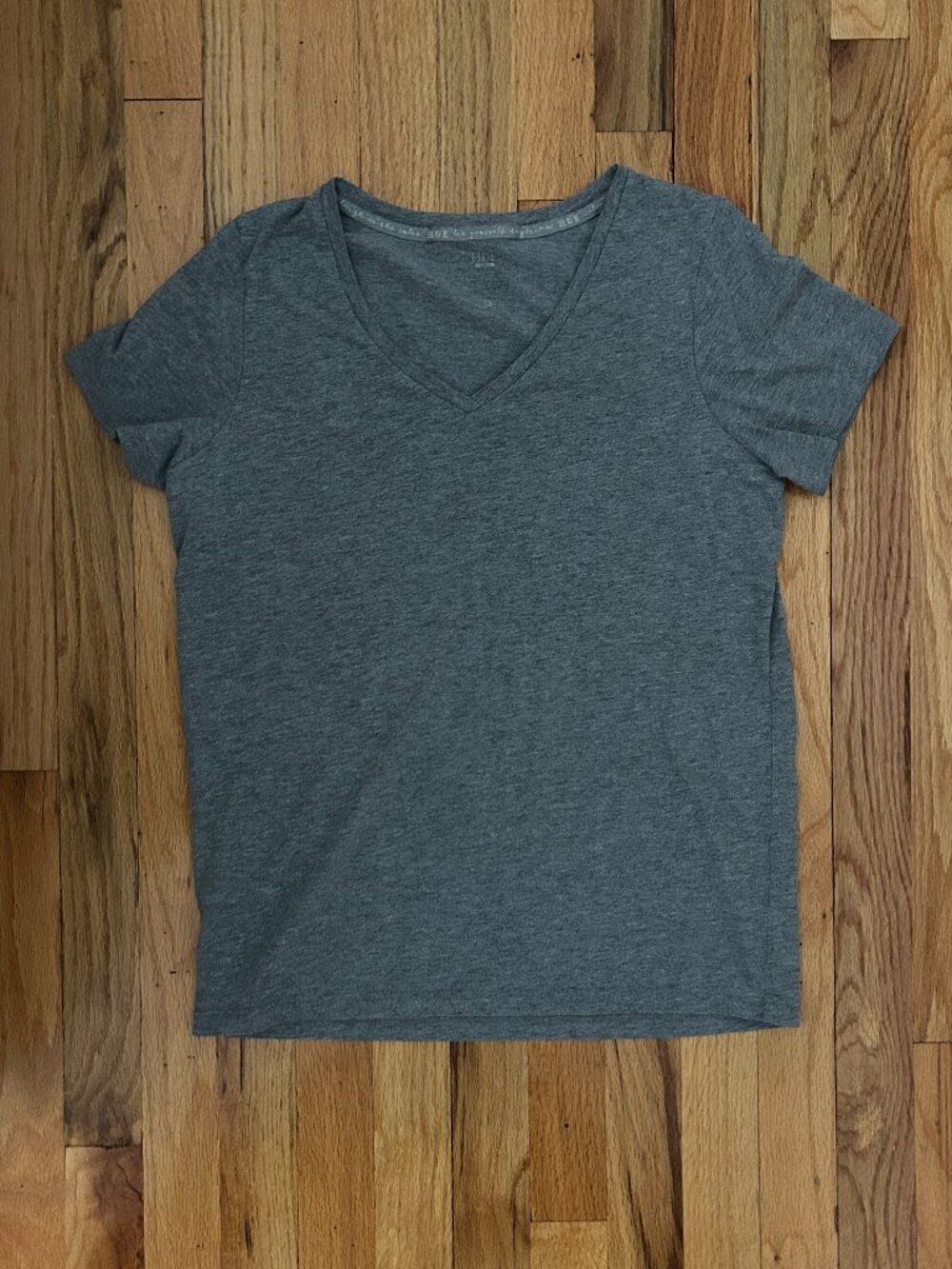 HUE Gray T-Shirt Women's Small V-Neck Comfy Casual Leisure Basics Minimal Clean